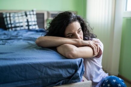 Mujer sola recamara