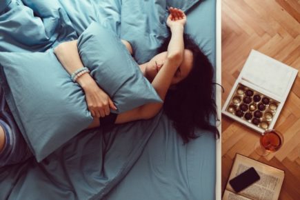 Mujer sola cama